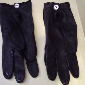 Fine Italian Leather Petite Gloves In Excellent Unused Condition.